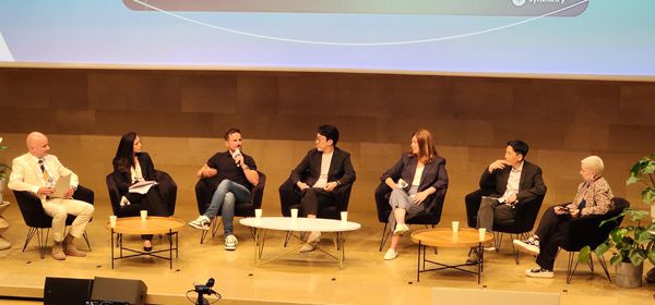 삼성전자가 11일(현지시간) 프랑스 파리에서 개최한 갤럭시 최초의 AI 미디어 포럼 '살롱 드 AI' 모습. 왼쪽부터 런던대학교 골드스미스 경영연구소 크리스 브라우어 박사, 경제협력개발기구(OECD) 디지털 경제 정책부 AI 경제학자 루시아 루소, 퀄컴 CMO(Chief Marketing Officer) 돈 맥과이어(Don McGuire) 부사장, 삼성전자 MX사업부 개발실장 최원준 부사장, 구글 제미나이 담당 UX 제니 블랙번 부사장, 삼성 리서치 글로벌 AI센터장 김대현 부사장, 사회자. 파리=이동수 기자