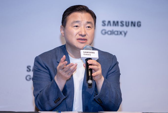 삼성전자 모바일(MX)사업부장 노태문 사장이 10일(현지시간) 프랑스 파리에서 열린 기자간담회에서 갤럭시 인공지능(AI)에 적용된 '하이브리드'의 의미를 설명하고 있다. 삼성전자 제공