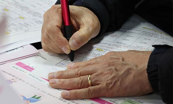 노인 일자리 박람회에서 한 노인이 구직 신청서를 작성하고 있다. 연합뉴스