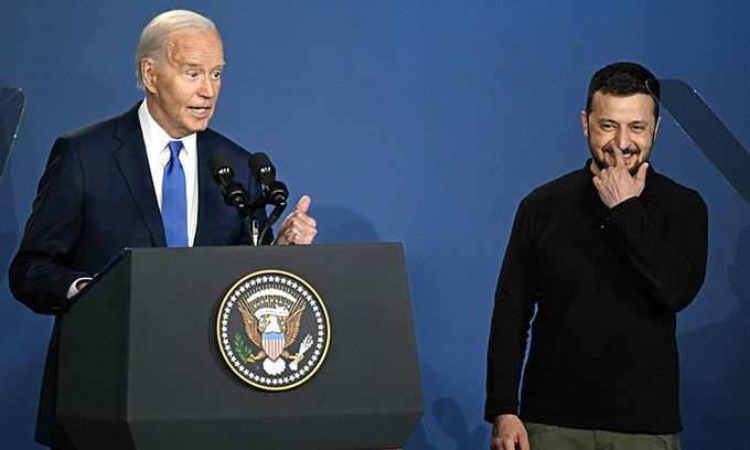 조 바이든 미국 대통령이 11일(현지시간) 워싱턴 DC '월터 E. 워싱턴 컨벤션 센터'에서 열린 우크라이나 지원 협약 행사에서 볼로디미르 젤렌스키 우크라이나 대통령의 이름을 '푸틴'(러시아 대통령)으로 잘못 불렀다가 정정하고 있다. 옆에 선 젤렌스키 대통령이 웃고 있다. AFP연합뉴스