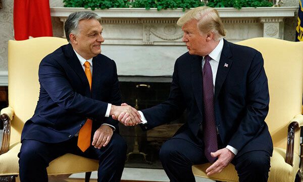 헝가리의 오르반 빅토르 총리(왼쪽)이 도널드 트럼프 전 대통령의 재임시절인 2019년 워싱턴 백악관에서 만나 악수를 나누고 있다. AP연합뉴스