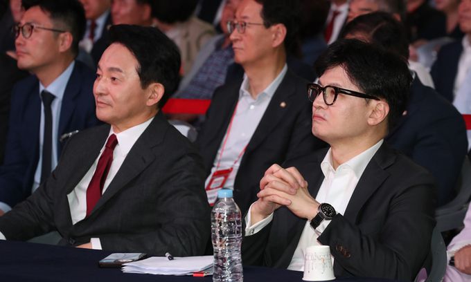 원희룡, 한동훈 국민의힘 당대표 후보가 12일 대구 엑스코에서 열린 제4차 전당대회 대구·경북 합동연설회에서 나란히 앉아 있다. 뉴스1