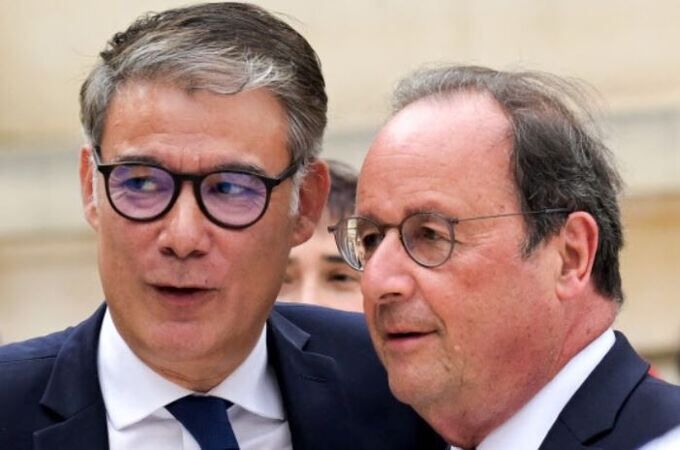 프랑스 사회당의 올리비에 포르 대표(왼쪽)와 사회당 소속으로 2012∼2017년 대통령을 지낸 프랑수아 올랑드. 사회당은 포르를 차기 총리 후보로 밀고 있다. AFP연합뉴스