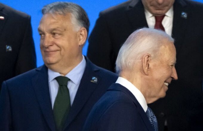 10일(현지시간) 미국 수도 워싱턴에서 열린 나토 정상회의 참석자들이 기념촬영을 위해 도열하는 도중 조 바이든 미국 대통령(오른쪽)이 웃으며 앞을 지나가자 빅토르 오르반 헝가리 총리가 슬쩍 시선을 딴 곳으로 돌리고 있다. AP연합뉴스