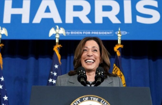 카멀라 해리스 미국 부통령이 11일(현지시간) 노스캐롤라이나주에서 조 바이든 대통령 연임을 지지하는 연설을 하는 도중 활짝 웃고 있다. 로이터연합뉴스
