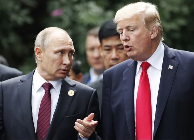 블라디미르 푸틴 러시아 대통령(왼쪽)과 당시 도널드 트럼프 미국 대통령. 사진은 두 사람이 2017년 11월 베트남에서 열린 에이펙(APEC) 정상회의에서 만나 대화하는 모습. AP연합뉴스