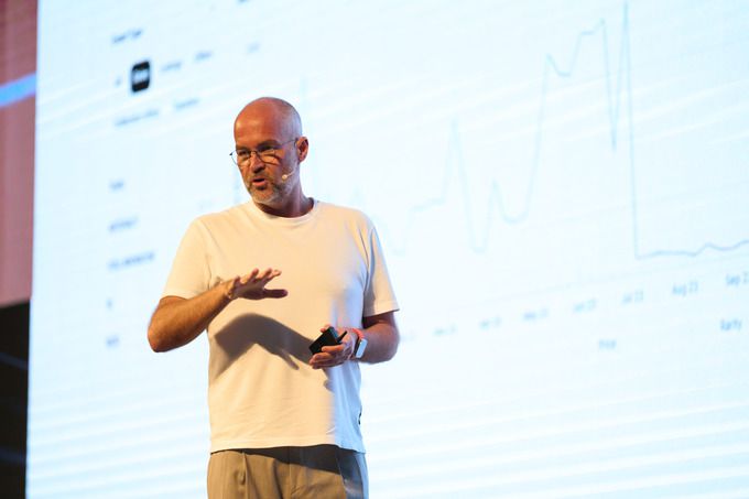 사샤 로월드 LVMH 임시 최고마케팅책임자(CMO)가 11일 서울 용산구 드래곤시티호텔에서 열린 ‘어돕션 2024’에서 명품 브랜드의 블록체인 활용 사례를 소개하고 있다. 쟁글 제공