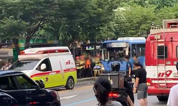지난 11일 오후 6시 22분께 서울 서대문구 지하철 3호선 홍제역 인근 버스정류장에서 70대 여성이 버스에 깔리는 사고가 났다. 연합뉴스