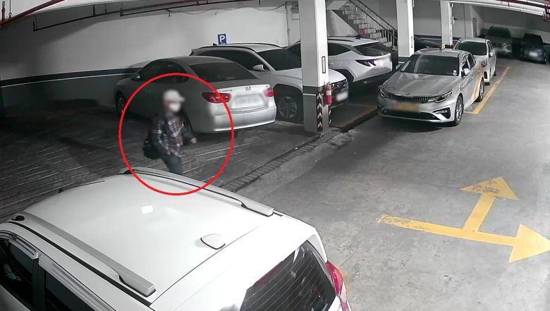 A씨가 돈다발이 발견된 울산 남구 한 아파트 지하주차장을 배회하는 모습이 CCTV에 찍혀있다. 울산경찰청 제공