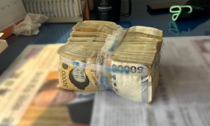 지난 4일 울산 남구 한 아파트 화단에서 발견된 5000만원 돈다발 모습. 울산경찰청 제공