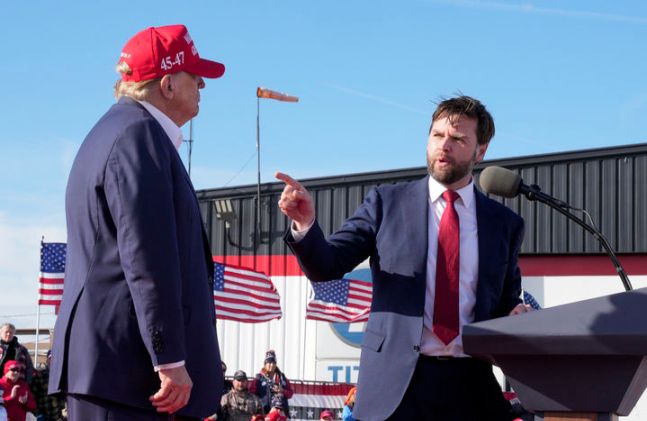 밀워키(위스콘신주)=AP/뉴시스미국 공화당 대선 후보인 도널드 트럼프 전 대통령이 부통령 후보로 15일(현지시각) JD 밴스(오하이오) 상원의원을 지목했다. 사진은 지난 3월16일 오하이오주 밴덜리아에서 열린 트럼프 전 대통령의 유세에 밴스 의원이 지지발언을 하는 모습. 밀워키(위스콘신주)=AP/뉴시스
