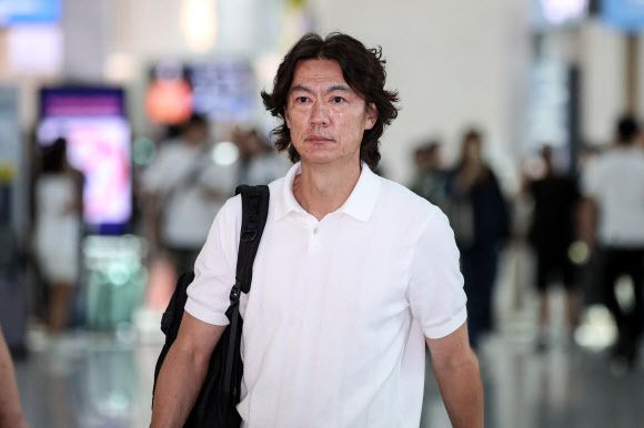 홍명보 신임 축구대표팀 감독이 지난 15일 오전 외국인 코칭스태프 선임 관련 업무를 위해 인천국제공항을 통해 출국하기 전 취재진과 인터뷰를 위해 발걸음을 옮기고 있다. 뉴스1