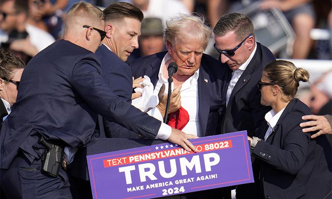 미국 공화당 대선 후보 도널드 트럼프 전 대통령이 13일(현지시각) 펜실베이니아주 버틀러에서 열린 유세에서 경호원들에 이끌려 연단에서 내려가고 있다. AP뉴시스