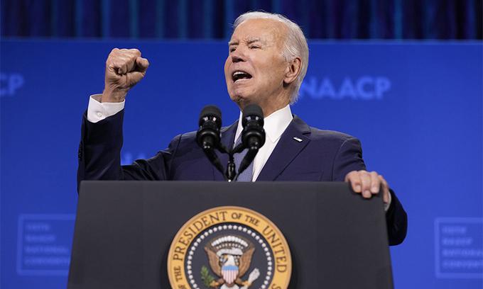 조 바이든 미국 대통령이 16일(현지시간) 네바다주 라스베이거스에서 열린 전미유색인지위향상협회(NAACP) 창립 115주년 총회에서 연설 도중 주먹을 불끈 쥐고 있다. AP연합뉴스