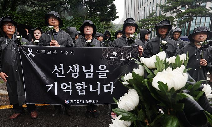 서이초등학교 교사 사망 1주기인 18일 서울 서초구 서초경찰서 앞에서 교사유가족협의회 관계자와 전국교직원노동조합 조합원들이 재수사 촉구 기자회견을 하고 있다. 뉴스1