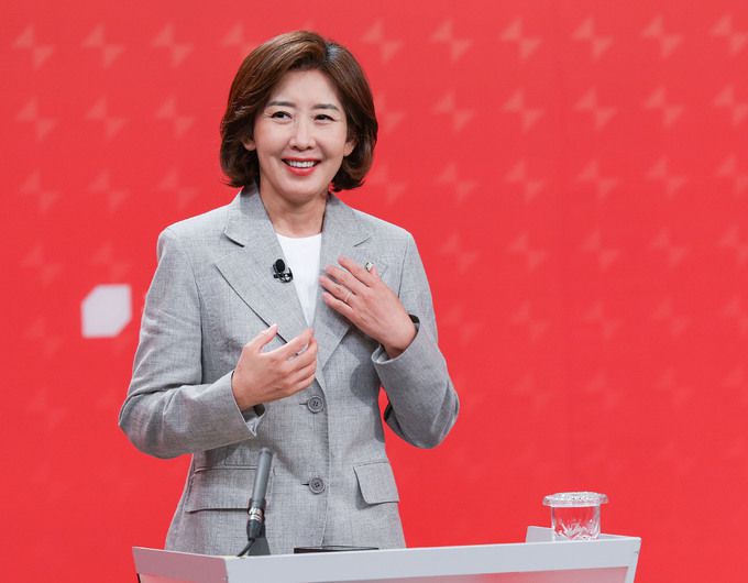 19일 서울 양천구 SBS 스튜디오에서 열린 국민의힘 제5차 전당대회 당대표 후보 방송토론회에 나선 나경원 후보가 토론을 준비하고 있다. 국회사진기자단