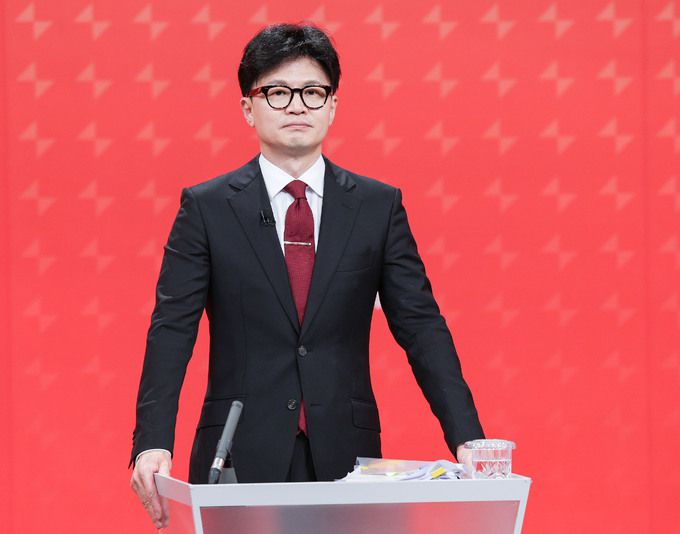 19일 서울 양천구 SBS 스튜디오에서 열린 국민의힘 제6차 전당대회 당대표 후보 방송토론회에 나선 한동훈 후보가 토론을 준비하고 있다. 국회사진기자단