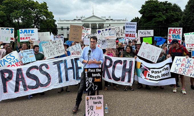 “성화를 넘겨라” 조 바이든 미국 대통령을 향한 민주당 대선후보 사퇴 압박이 당 내외에서 지속되고 있는 가운데 20일(현지시간) 민주당 지지자들이 워싱턴 백악관 앞에서 ‘성화를 넘겨라(pass the torch)’ 는 문구가 적힌 현수막 등을 들고 후보 사퇴를 요구하는 기자회견을 하고 있다. 워싱턴=AFP연합뉴스