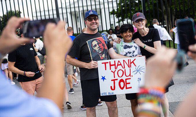 시민들 “고마워요, 조” 21일(현지시간) 조 바이든 미국 대통령이 2024년 대선 불출마를 발표한 후 워싱턴 백악관 앞에서 시민들이 ‘고마워요, 조’라고 적힌 팻말을 들고 사진 촬영을 하고 있다. 워싱턴=EPA연합뉴스