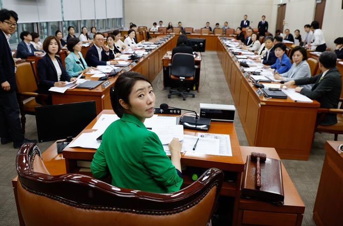지난 22일 오후 서울 여의도 국회에서 열린 보건복지위원회 법안심사제1소위원회에서 강선우 소위원장이 간호법 논의를 위해 비공개 전환을 기다리고 있다. 뉴스1