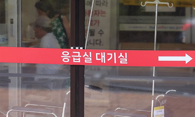 한 대형병원 응급실 대기실에 환자 및 보호자 등이 대기하고 있다. 연합뉴스