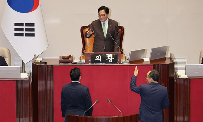 추경호 국민의힘 원내대표가 지난 25일 서울 여의도 국회에서 열린 제416회 국회(임시회) 제1차 본회의에서 '방송 4법' 심사보고 과정 관련해 우원식 국회의장에게 항의하고 있다. 뉴시스