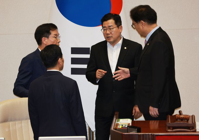 우원식 국회의장과 더불어민주당 박찬대 당대표 직무대행 겸 원내대표가 26일 국회 본회의에서 대화하고 있다. 연합뉴스