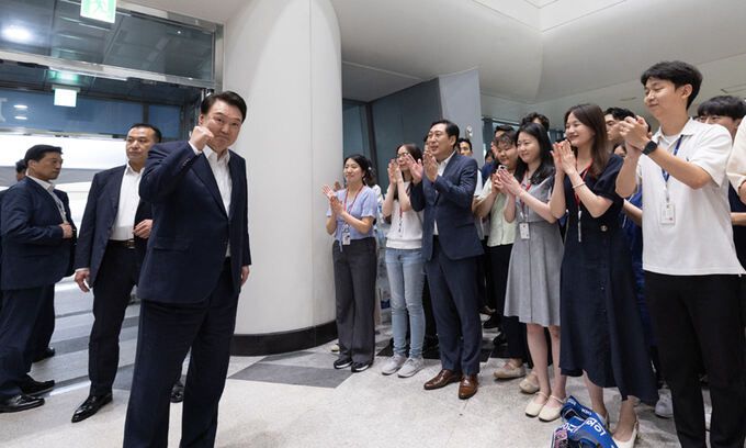 윤석열 대통령이 25일 충남도청에서 열린 제7차 중앙지방협력회의를 마친 뒤 도청 직원들의 환송을 받으며 주먹을 쥐어보이고 있다. 대통령실 제공