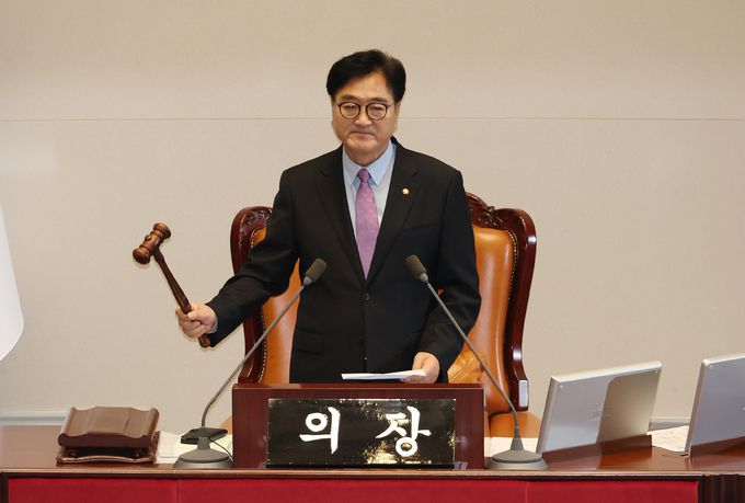 우원식 국회 의장이 26일 서울 여의도 국회에서 열린 제416회 국회(임시회) 제1차 본회의에서 방송통신위원회의 설치 및 운영에 관한 법률 일부개정법률안을 가결(재석 183인, 찬성 183인) 시키고 있다. 뉴시스