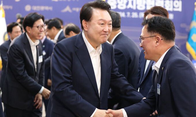 윤석열 대통령이?25일 충남도청에서 열린 제7회 중앙지방협력회의에 입장하며 참석자들과 악수를 하고 있다. 대전충남사진공동취재단