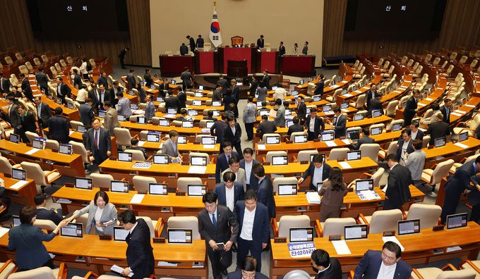 30일 오전 국회 본회의에서 '방송 4법'인 교육방송공사법(EBS법) 개정안이 야당 단독으로 통과 된 뒤 더불어민주당을 비롯한 야당 의원들이 본회의장을 나가고 있다. 연합뉴스