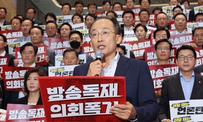 與 “대통령에 거부권 행사 건의” 국민의힘 추경호 원내대표가 30일 서울 여의도 국회 로텐더홀에서 열린 ‘민주당 방송장악 4법 강행폭주 규탄대회’에서 야당 단독으로 처리된 방송 4법에 대해 “대통령께 재의요구권을 건의할 것”이라고 발언하고 있다. 연합뉴스