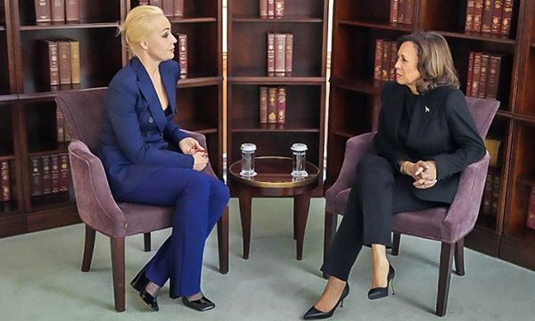 지난 2월 러시아 야당 지도자 알렉세이 나발니가 교도소에서 옥사한 뒤 카멀라 해리스 미국 부통령(오른쪽)이 나발니의 부인 율리아 나발나야와 만나 남편의 죽음을 위로하고 있다. 해리스 부통령 SNS 캡처