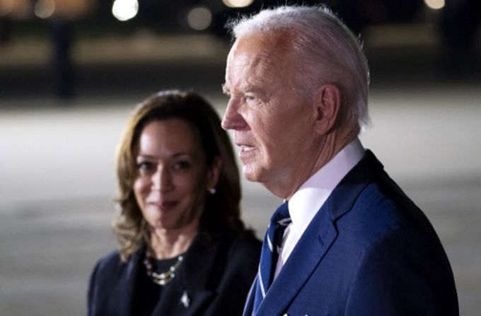 1일(현지시간) 조 바이든 미국 대통령이 러시아에 억류돼 있다가 풀려난 미국인들의 귀환에 앞서 취재진에 이번 석방의 의의를 설명하고 있다. 왼쪽에서 카멀라 해리스 부통령이 그런 바이든 대통령을 자랑스러운 표정으로 바라보고 있다. UPI연합뉴스