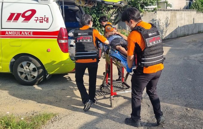 지난 1일 경주 안강읍에서 80대 A씨가 폭염으로 의식을 잃어 119구급대의 도움으로 병원으로 이송되는 모습. 경주시 제공