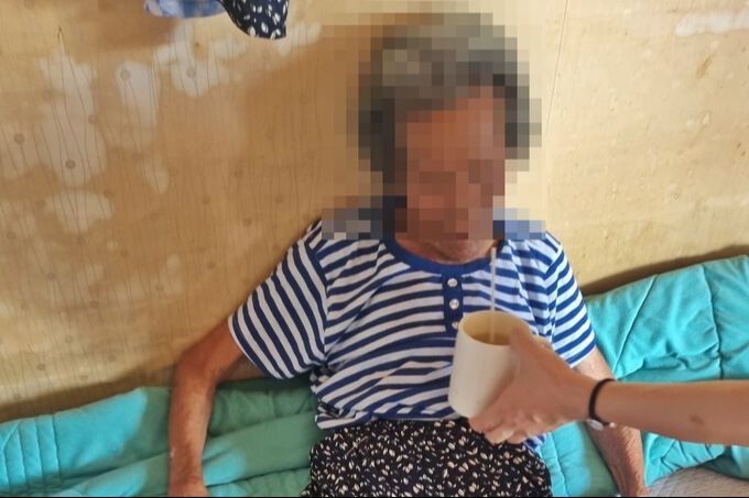 노인맞춤 돌봄서비스 담당 사회복지사 김동아씨가 지난 1일 의식을 잃고 쓰러진 A모(83) 어르신을 돌보고 있는 모습.