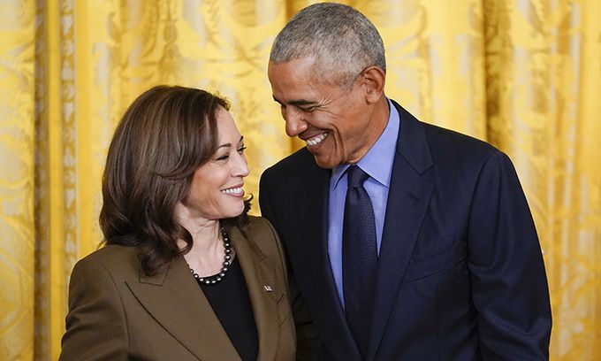 카멀라 해리스 미국 부통령(왼쪽), 버락 오바마 전 대통령. AP연합뉴스