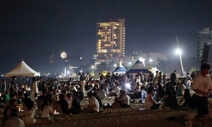 강원 강릉지역에 지난달 19일부터 16일째 열대야가 나타난 가운데 자정이 넘은 4일 새벽 경포해수욕장 백사장이 피서객들로 북적이고 있다. 연합뉴스