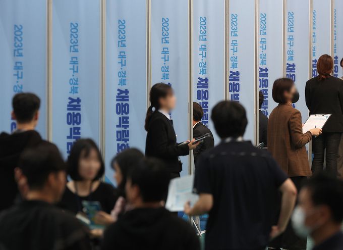 지난해 열린 대구경북 채용박람회에서 지원자들이 면접을 보고 있다. 연합뉴스