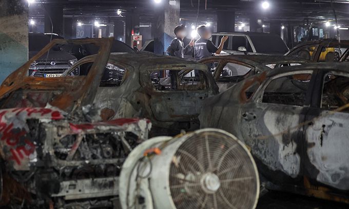 8일 인천 서구 청라동의 한 아파트 단지 지하주차장에 주차된 차량들이 지난 1일 발생한 전기차 화재 사고로 인해 불에 타 검게 그을려 있다. 뉴스1