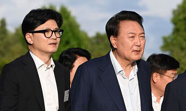 지난 7월 24일 윤석열 대통령이 서울 용산 대통령실 앞 파인그라스에서 열린 국민의힘 신임 지도부 초청 만찬에서 국민의힘 한동훈 대표 등과 함께 걷고 있다. 대통령실 제공