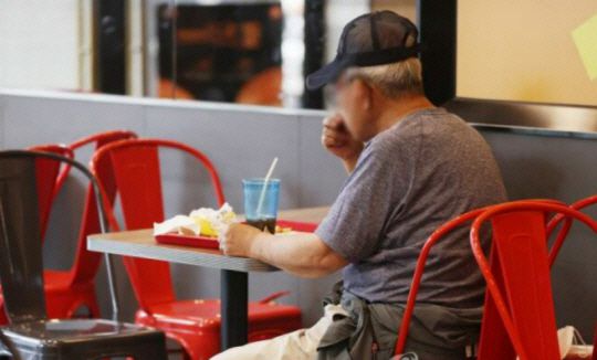 한 어르신이 서울 시내 한 패스트푸드점에서 식사하고 있다. 연합뉴스