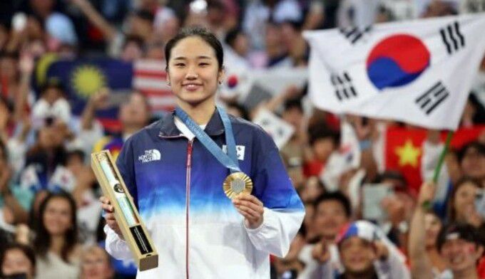 지난 5일(현지시간) 프랑스 파리 포르트드 라 샤펠 아레나에서 열린 2024 파리올림픽 배드민턴 여자 단식 결승전에서 중국 허빙자오를 이기고 우승을 차지한 한국 안세영이 시상대에 올라 금메달을 목에 걸고 있다. 연합뉴스