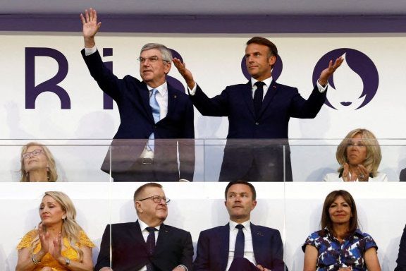 에마뉘엘 마크롱 프랑스 대통령(오른쪽 두 번째)이 11일(현지시간) 열린 파리 올림픽 폐막식에 참석해 양손을 들어 보이고 있다. 마크롱 오른쪽은 부인 브리지트 마크롱 여사, 왼쪽은 토마스 바흐 국제올림픽위원회(IOC) 위원장. 로이터연합뉴스