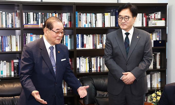 우원식 국회의장이 12일 서울 영등포구 광복회관에서 이종찬 회장을 만나고 있다. 공동취재사진