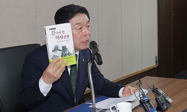 “난 뉴라이트 아니다” 김형석 독립기념관장이 12일 서울 용산구 서울지방보훈청에서 열린 뉴라이트 성향 논란 관련 기자회견에서 발언하고 있다. 이재문 기자