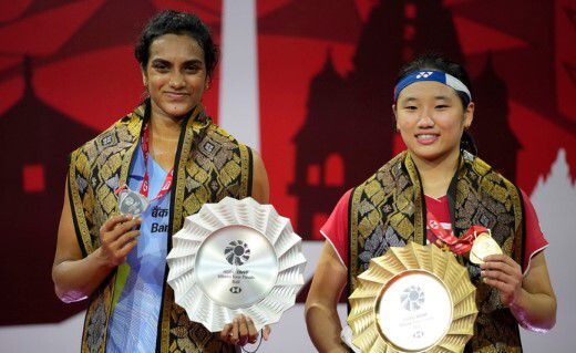안세영(오른쪽)이 2021년 12월 5일(현지시간) 인도네시아 발리에서 막을 내린 세계배드민턴연맹(BWF) 월드투어파이널 2021 여자 단식에서 우승, 2위 푸살라 신두(인도)와 함께 시상대에 올라 포즈를 취하고 있다. AP/뉴시스