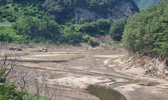 14일 강원 강릉시 성산면 오봉저수지 인근 도마천 일대가 바닥을 드러내고 있다. 뉴스1