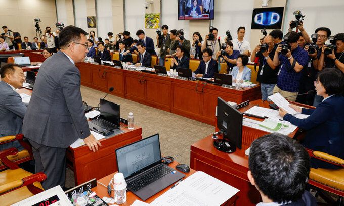 최형두 국민의힘 과방위 간사가 14일 오후 서울 여의도 국회 과학기술정보방송통신위원회에서 열린 방송장악 2차 청문회에서 김태규 방통위원장 직무대행 증언 거부 고발의 건이 상정되자 항의하고 있다. 뉴스1