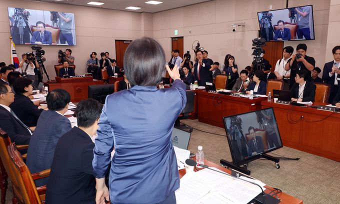 전현희 더불어민주당 법사위원과 송석준 국민의힘 법사위원이 지난 14일 서울 여의도 국회에서 열린 제417회 국회 임시회 제1차 법제사법위원회, 검사(김영철) 탄핵소추사건 조사 청문회에서 언쟁을 벌이고 있다. 뉴시스